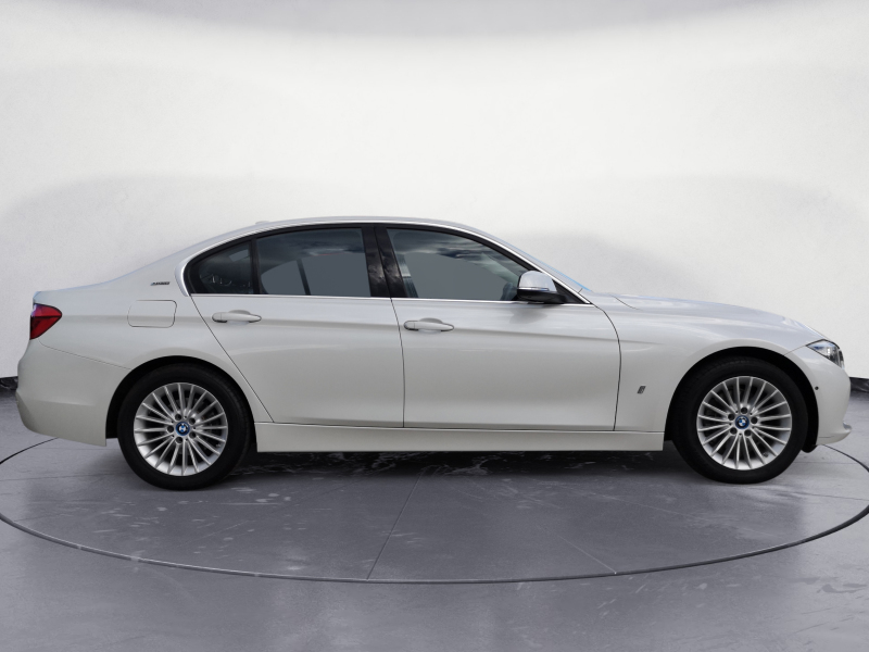 BMW - 330e Luxury Line