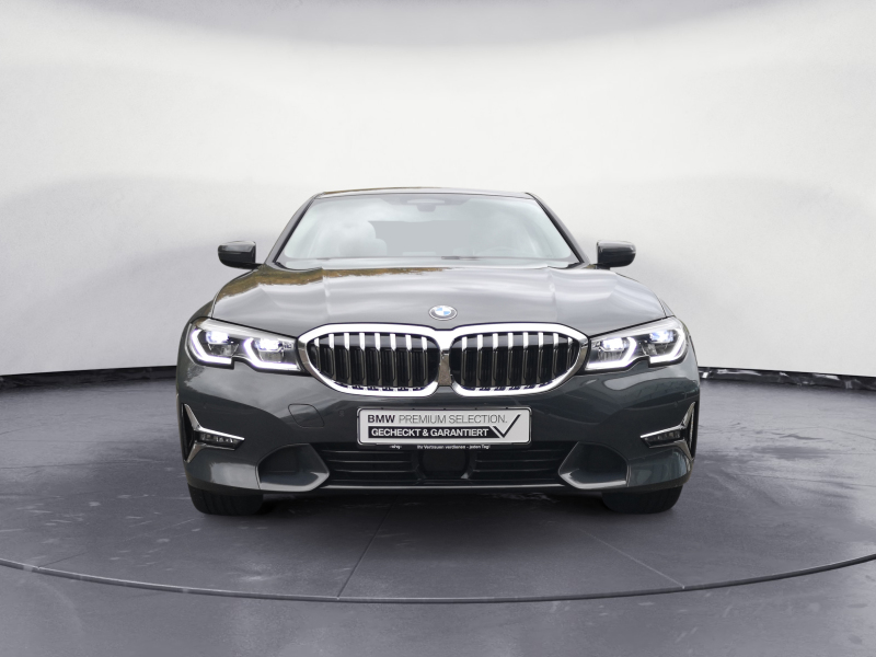 BMW - 330i Luxury Line