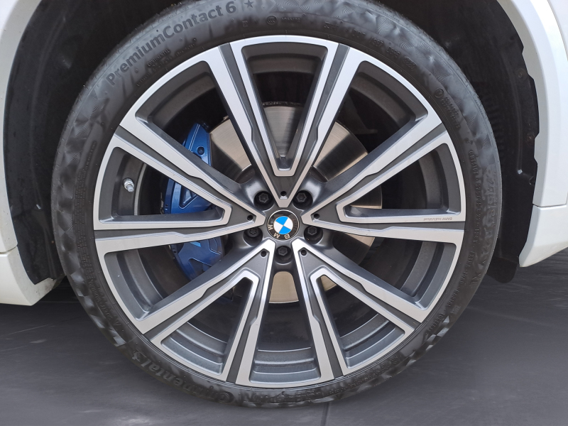 BMW - X5 M50i