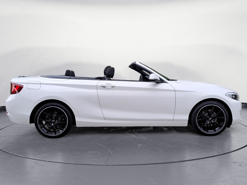 BMW - 220i Cabrio Advantage