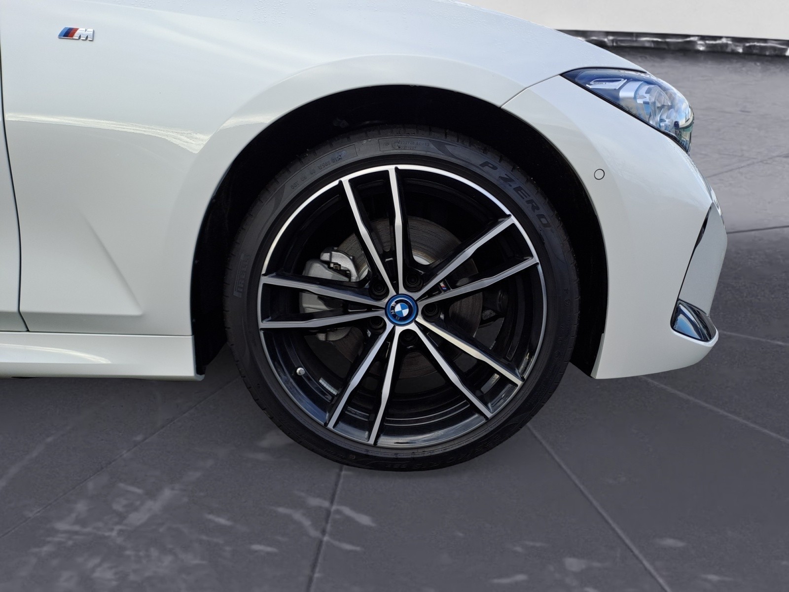 BMW - 330e xDrive Limousine