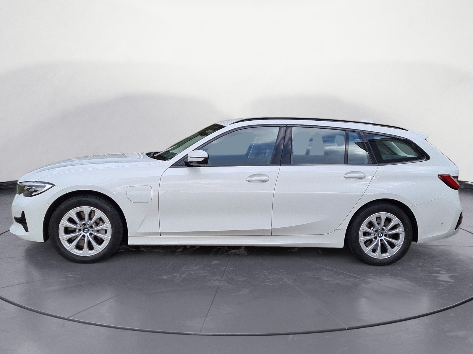 BMW - 330e Touring Advantage Automatic