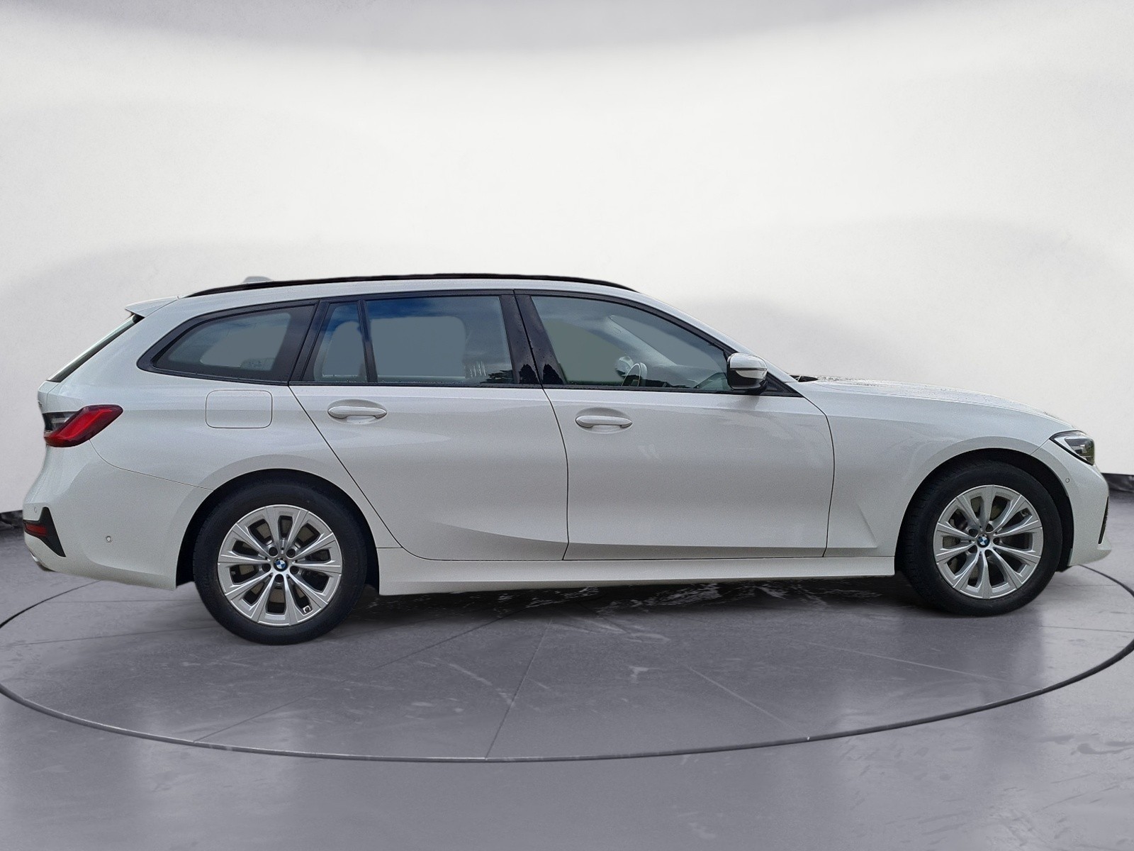 BMW - 330e Touring Advantage Automatic