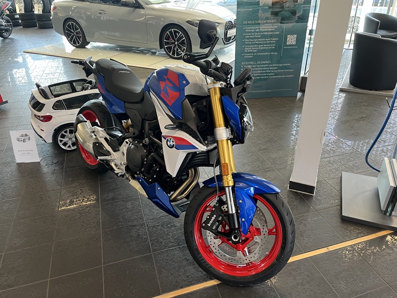 BMW Motorrad - F 900 R sofort verfügbar