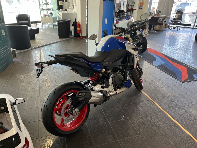 BMW Motorrad - F 900 R sofort verfügbar