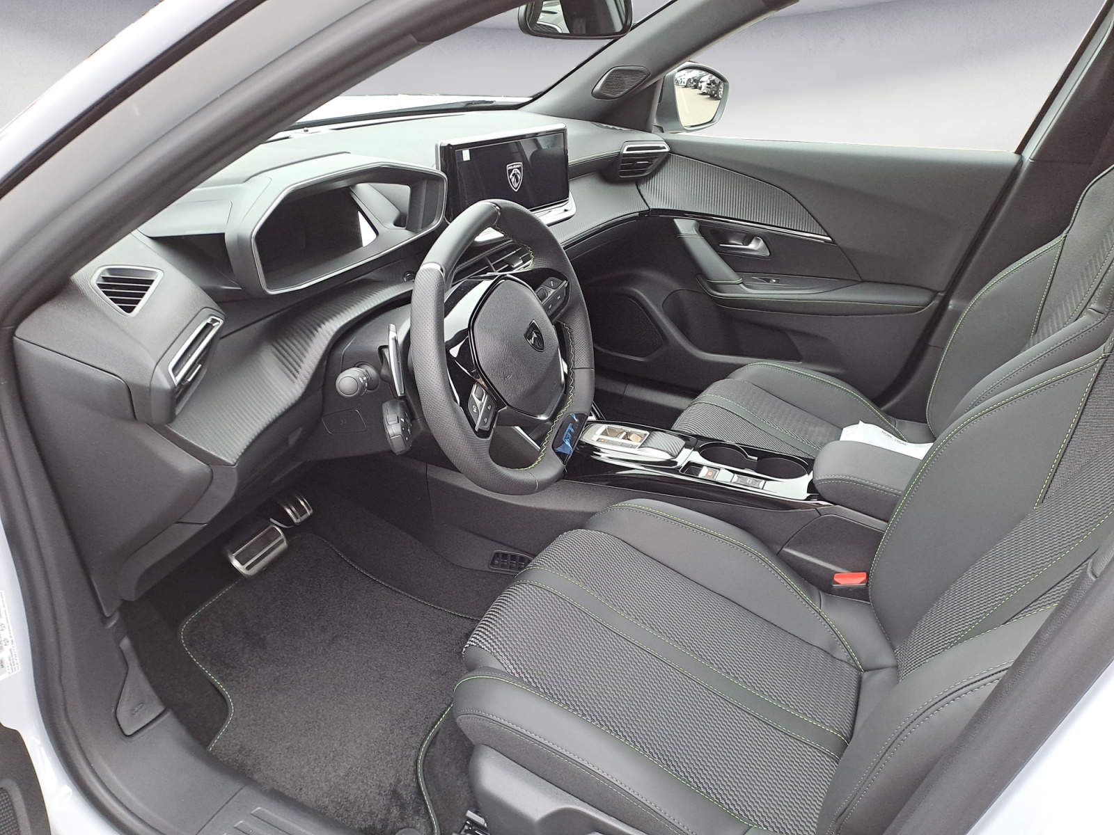 Peugeot - 2008 GT HYBRID 136 e-DSC6