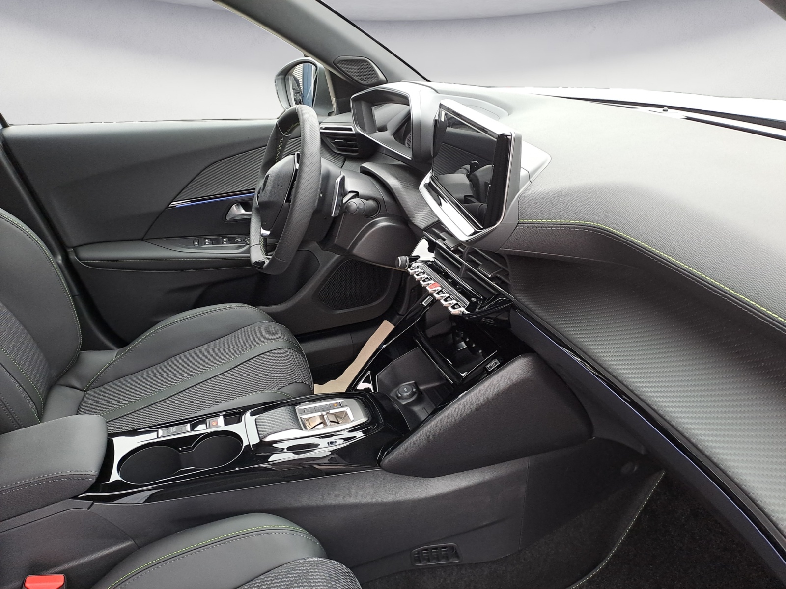 Peugeot - 2008 GT HYBRID 136 e-DSC6