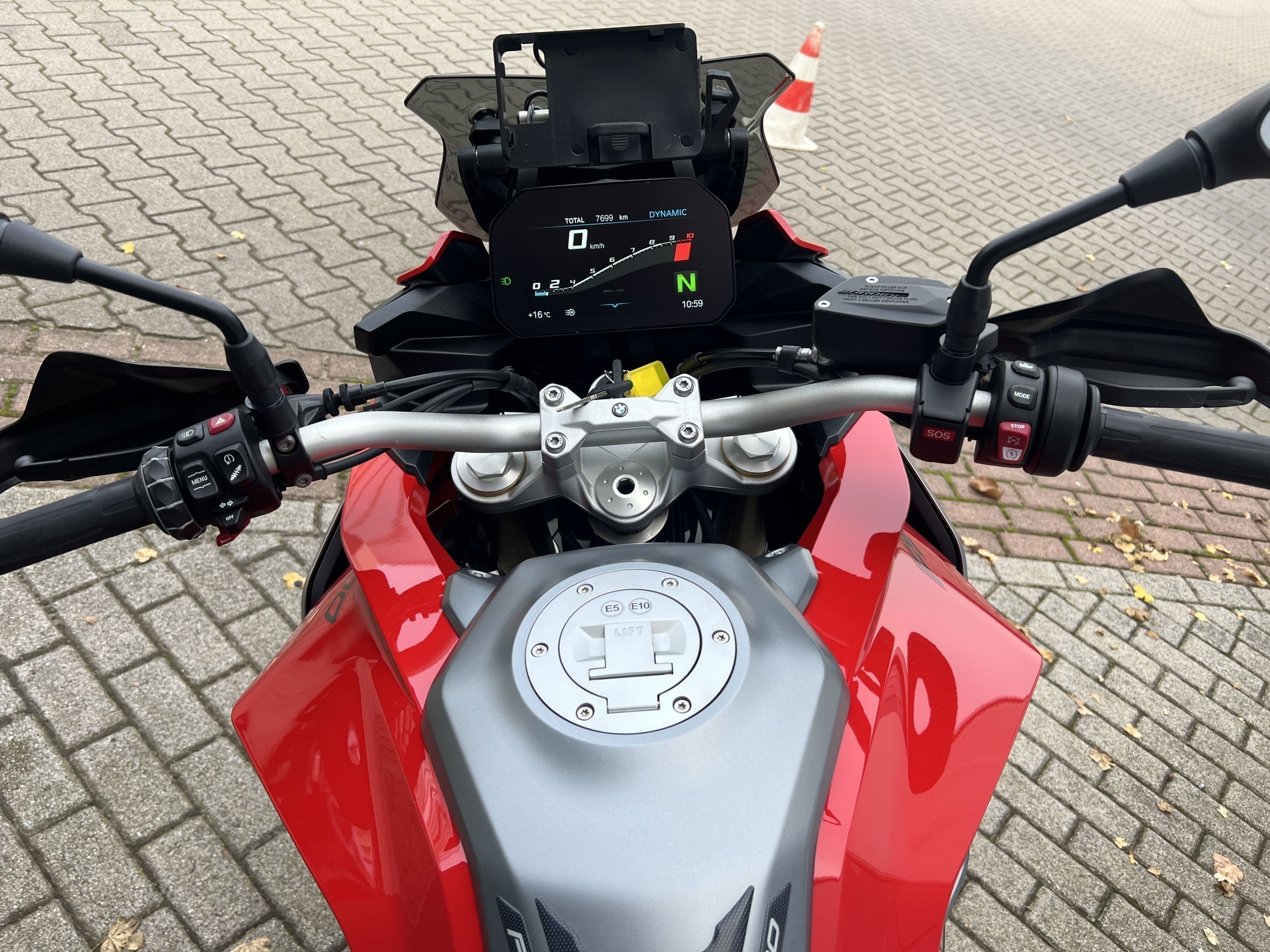 BMW Motorrad - F 900 XR