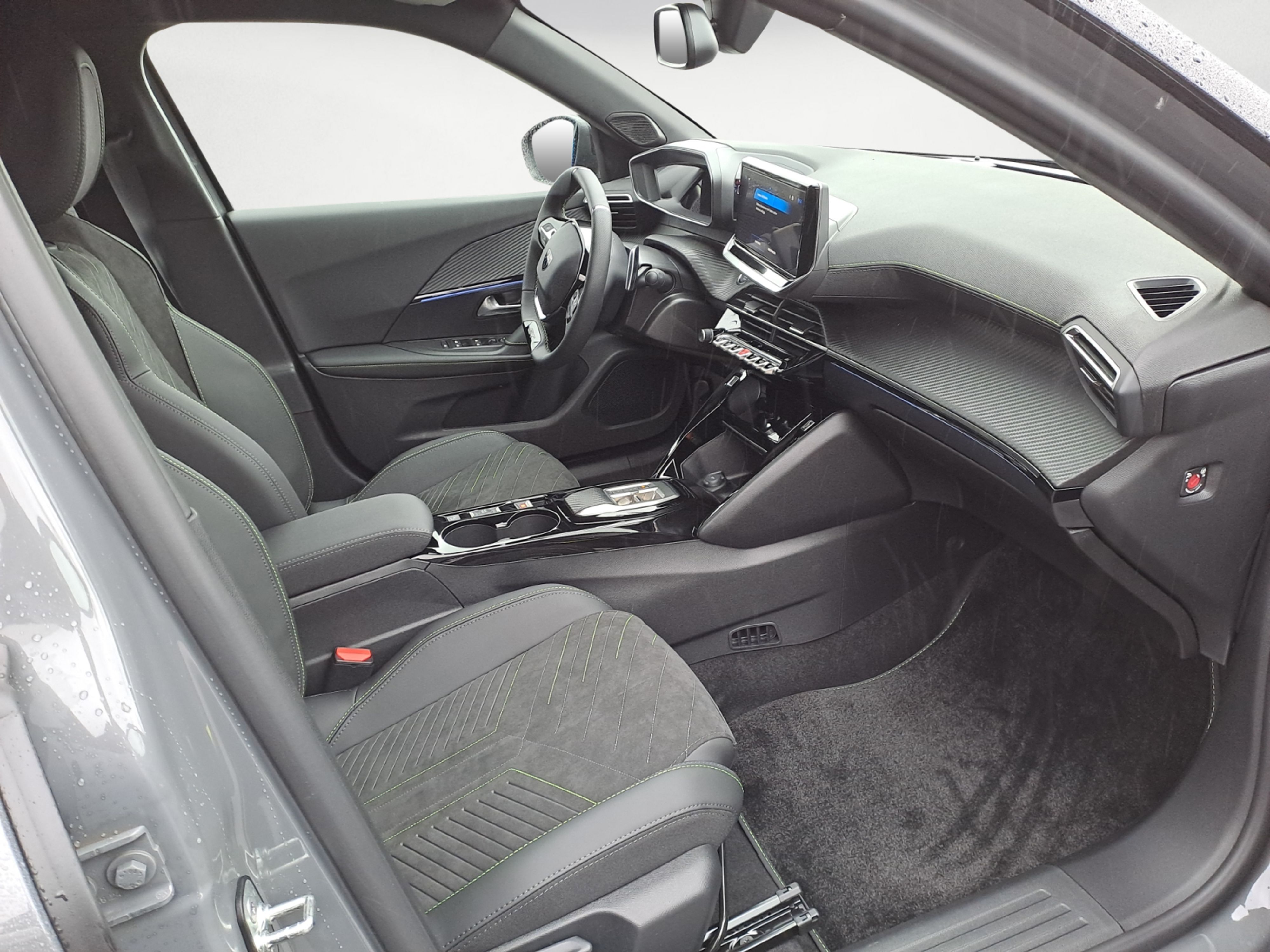 Peugeot - 2008 GT HYBRID 136 e-DSC6