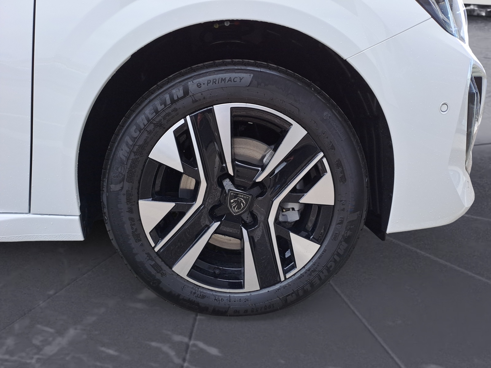 Peugeot - 208 Allure HYBRID 100 e-DSC6