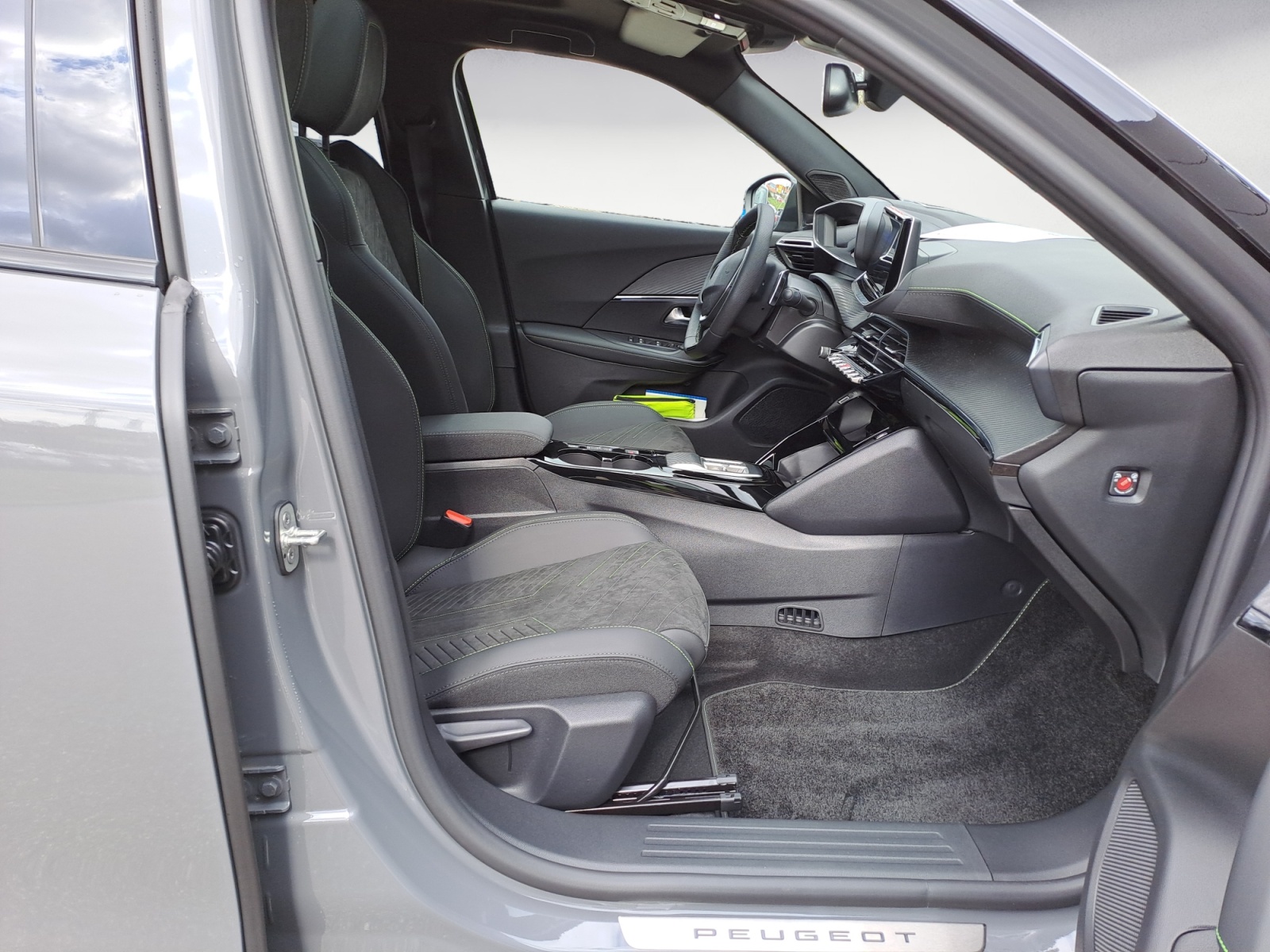 Peugeot - 2008 GT HYBRID 136 e-DSC6