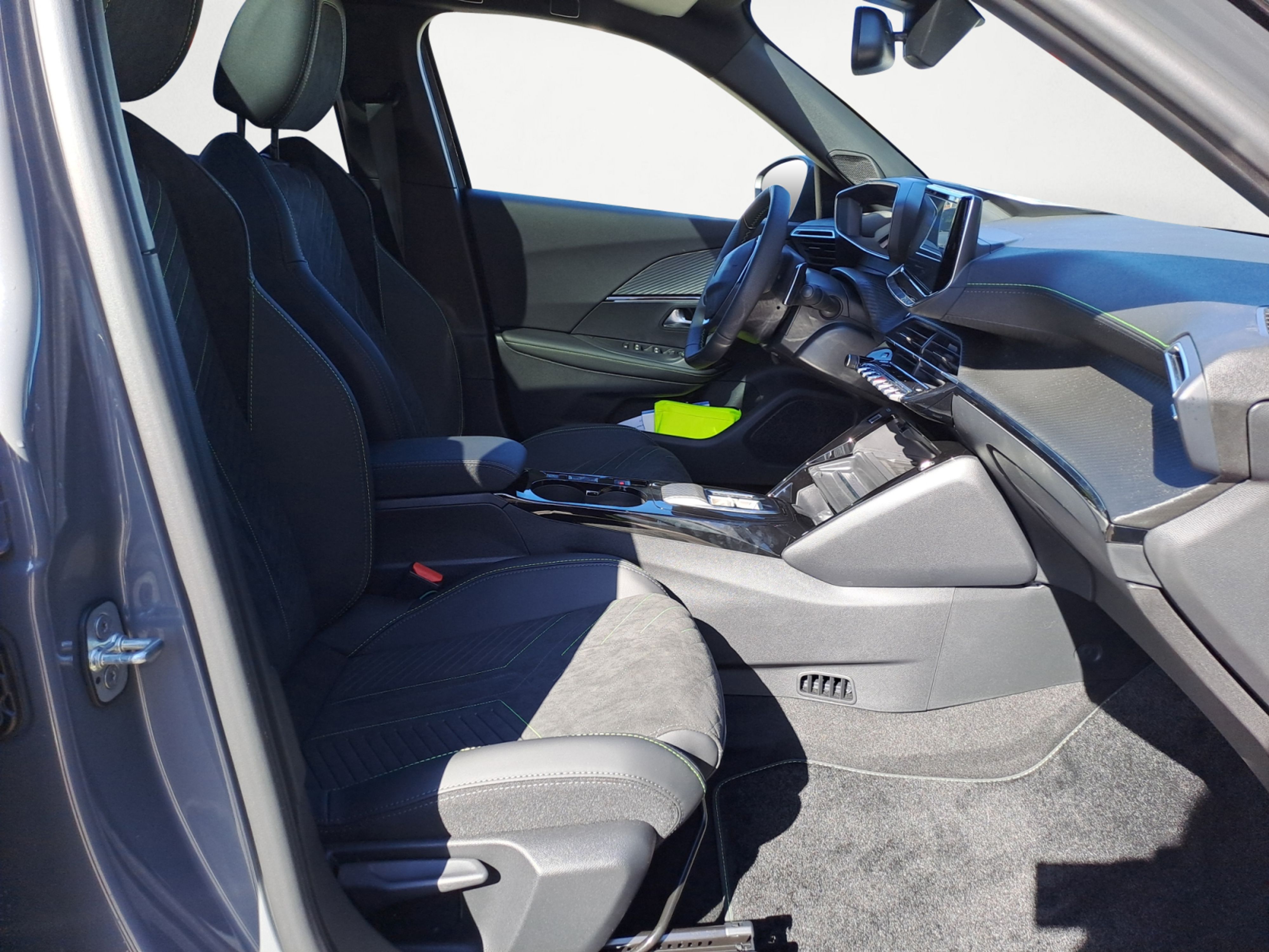Peugeot - 2008 GT HYBRID 136 e-DSC6