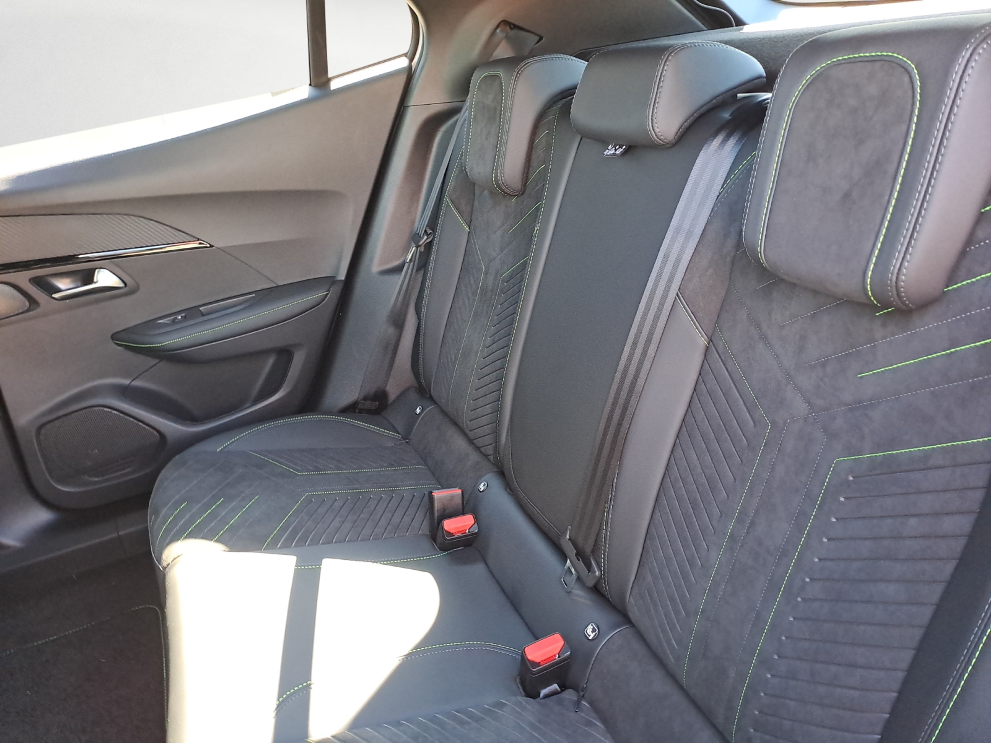 Peugeot - 2008 GT HYBRID 136 e-DSC6