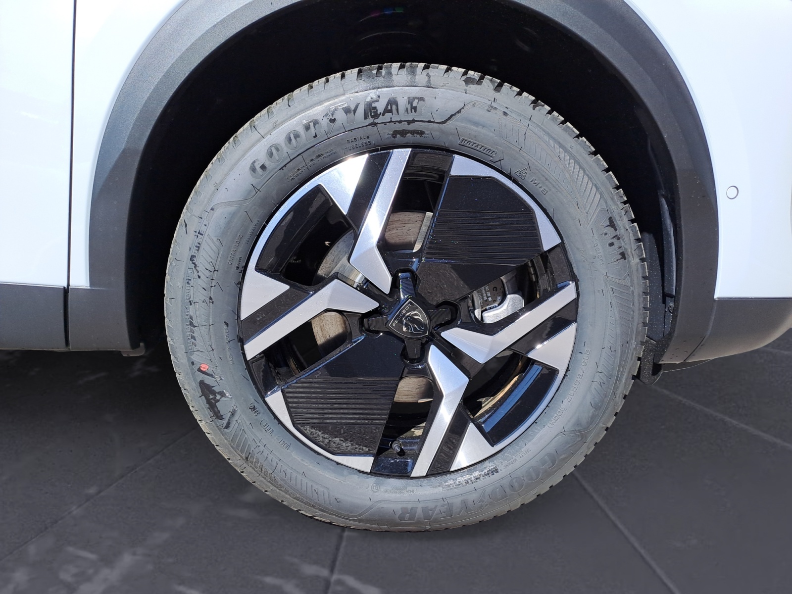 Peugeot - 2008 GT HYBRID 136 e-DSC6