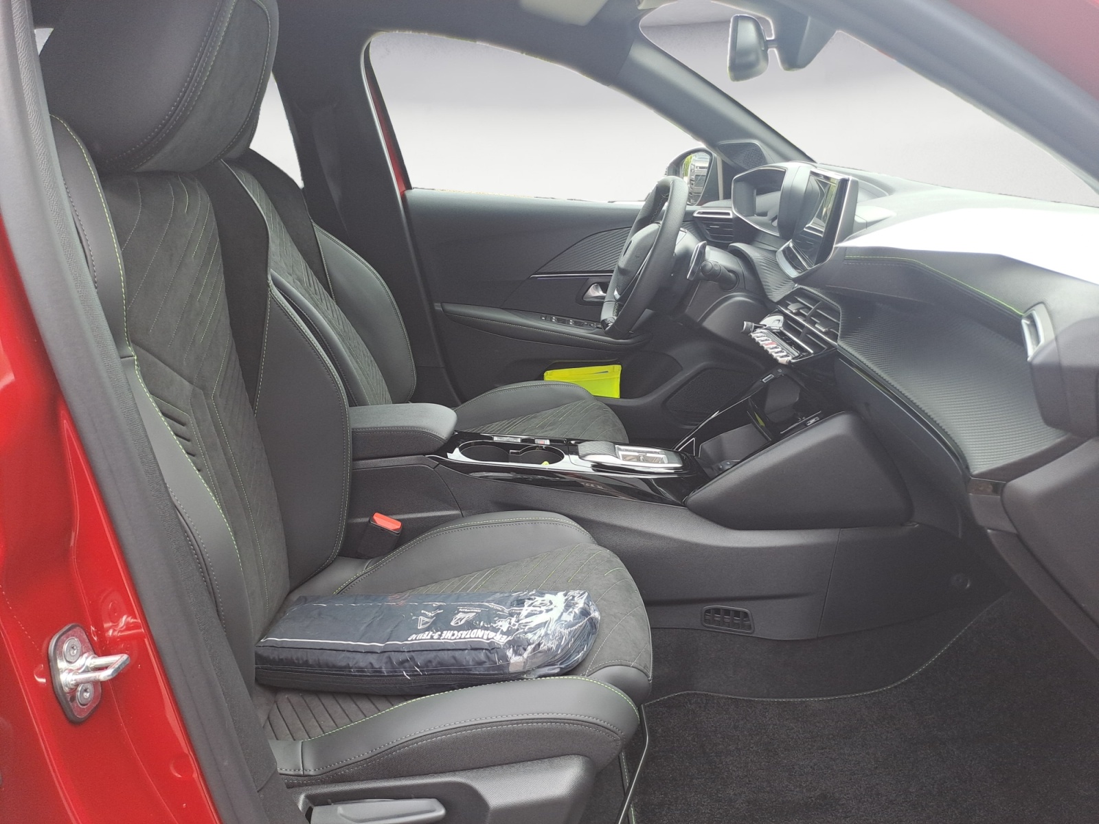 Peugeot - 208 GT HYBRID 136 e-DSC6