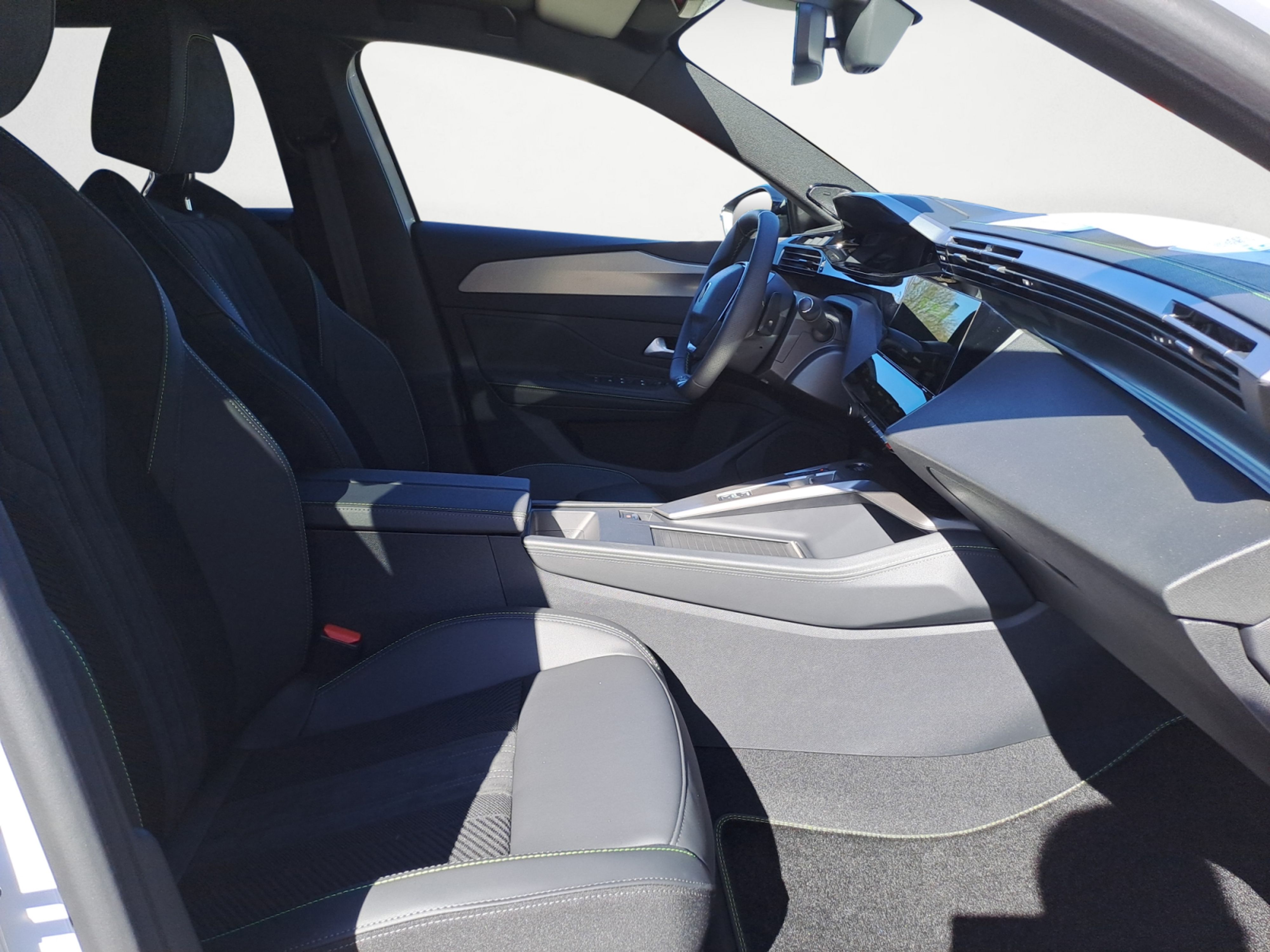 Peugeot - 308 GT HYBRID 136 e-DSC6