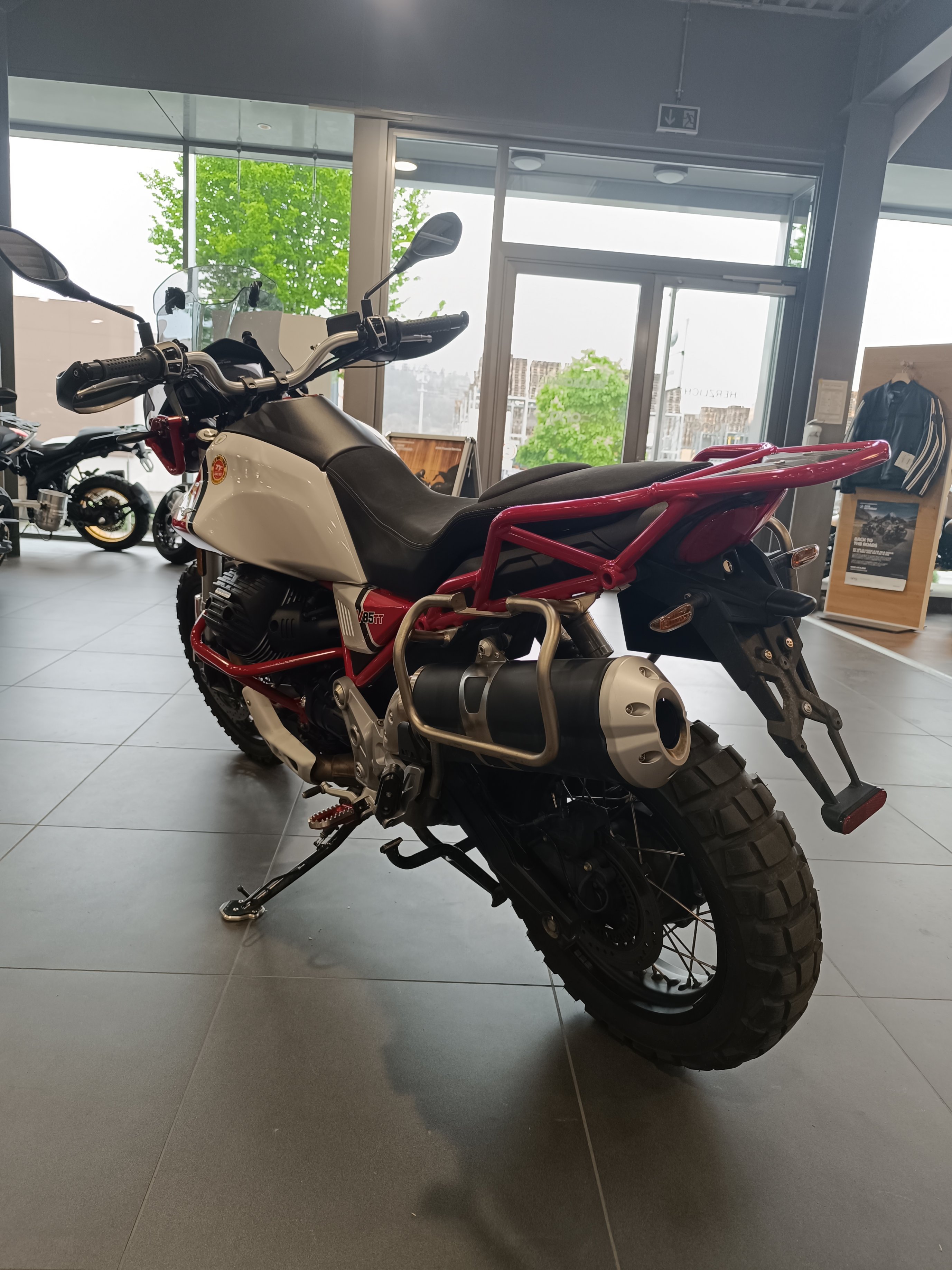 Moto Guzzi - V85 TT mit 1 jahr Gewährleistung