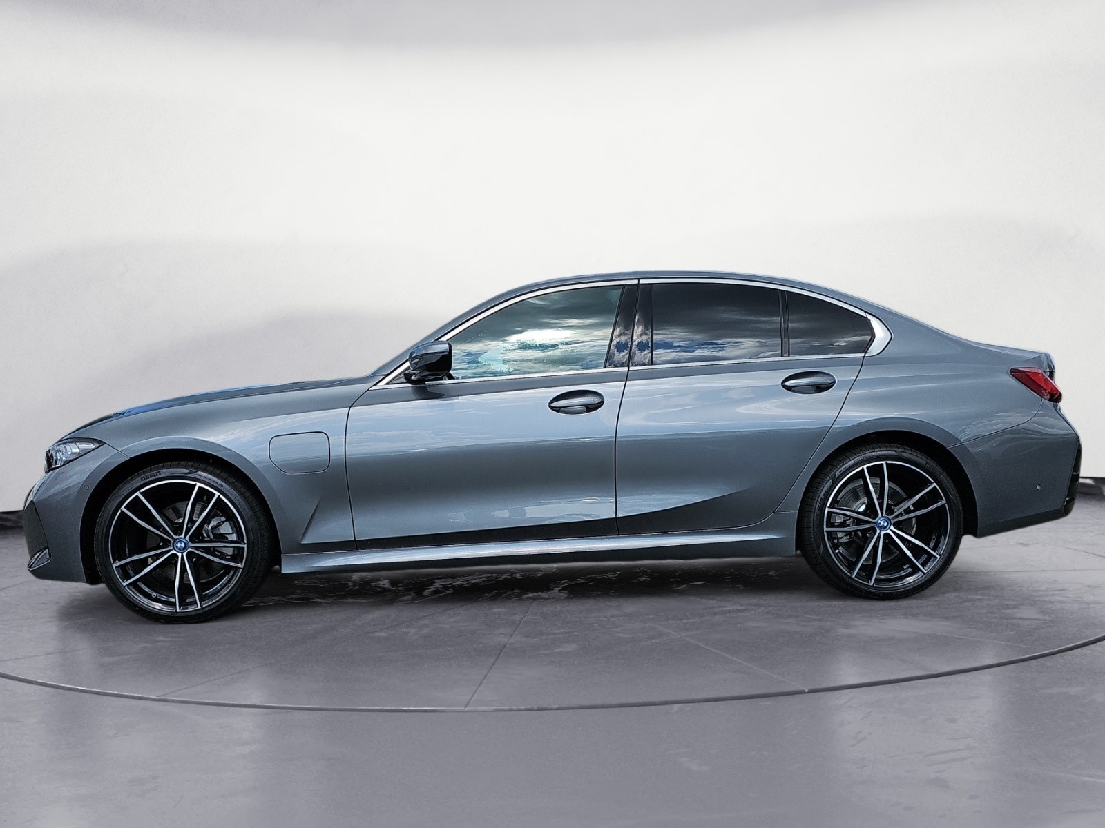 BMW - 330e xDrive Limousine