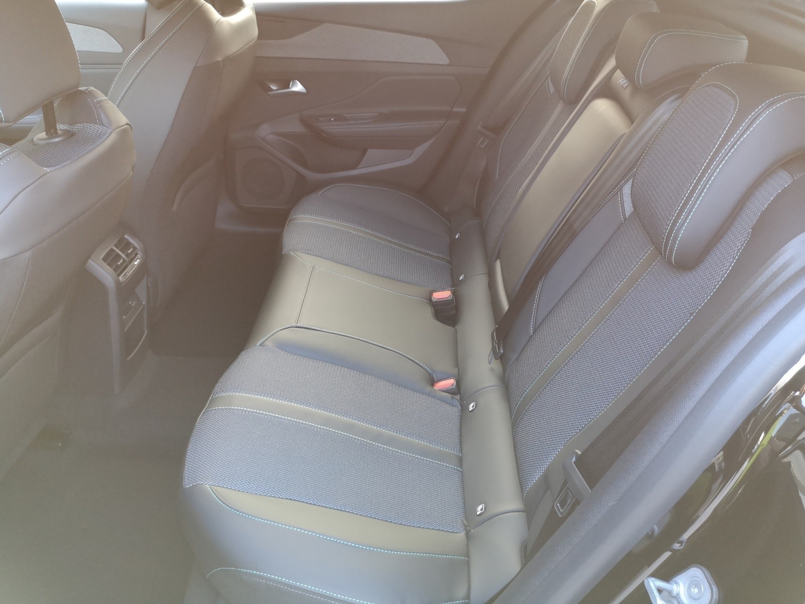 Peugeot - 408 Hybrid 136 e-DSC6 Allure