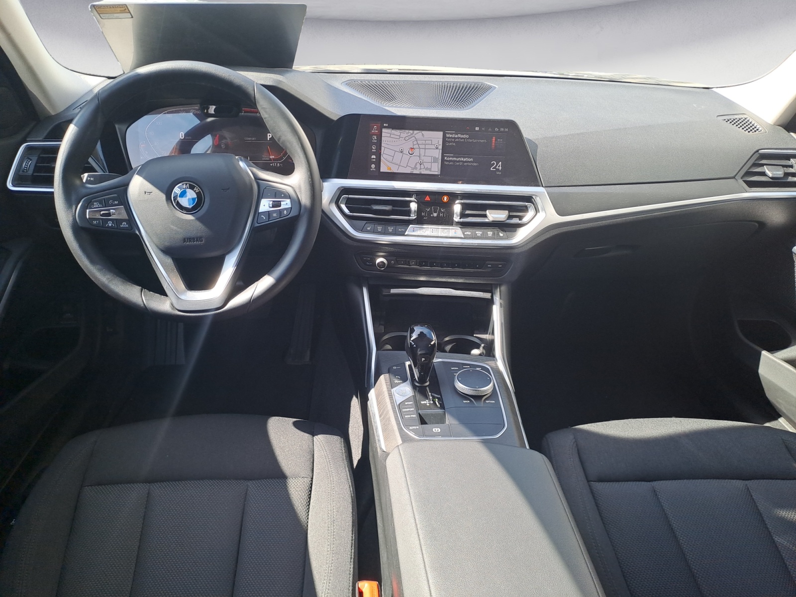 BMW - 330iA Touring Advantage