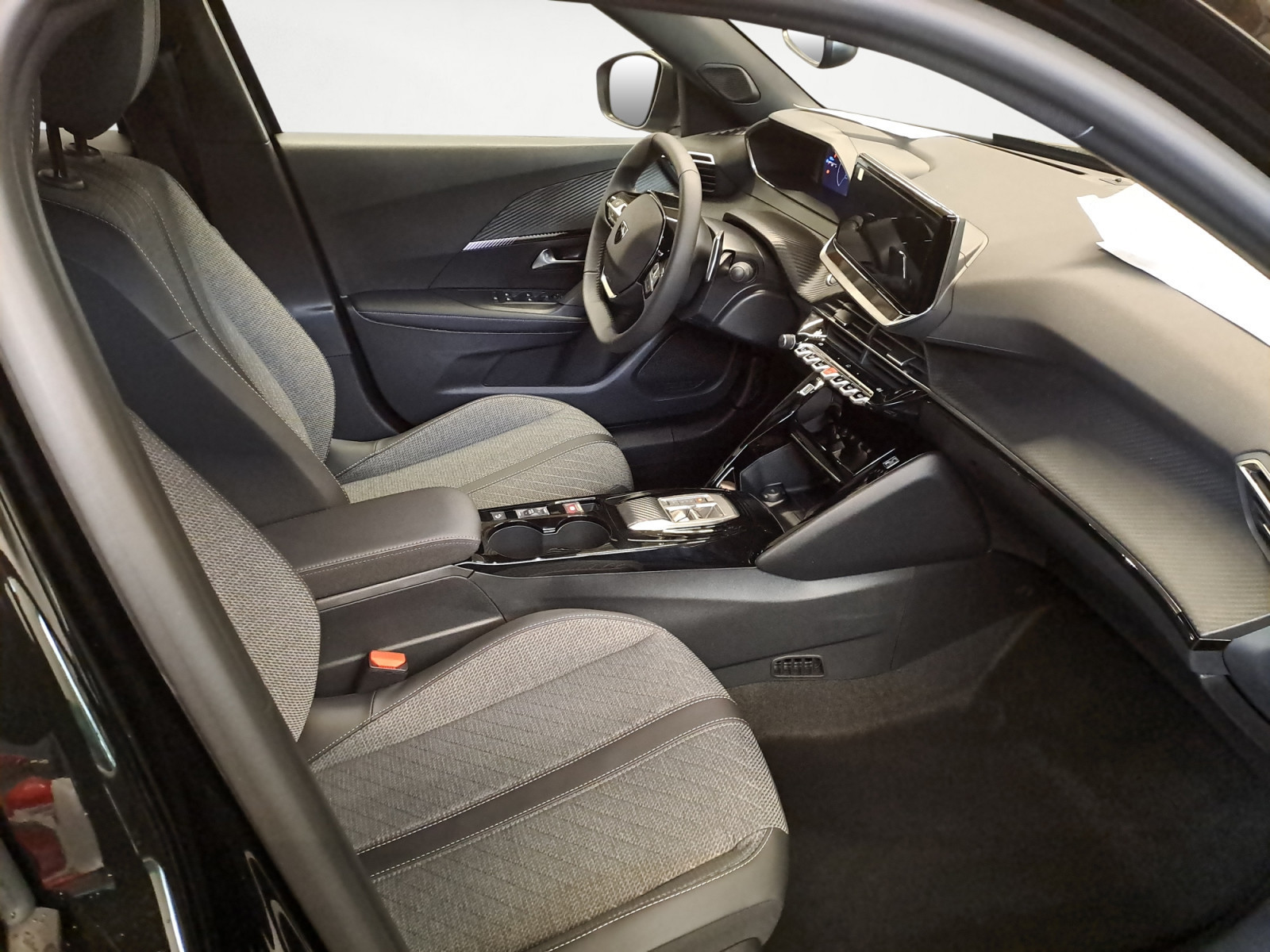 Peugeot - 2008 HYBRID 136 e-DSC6 Allure