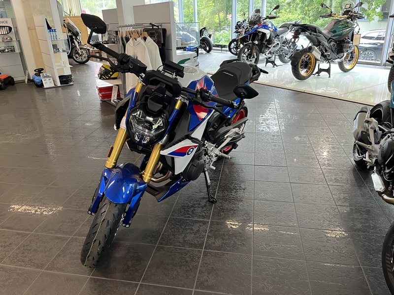 BMW Motorrad - F 900 R sofort verfügbar mit Vollausstattung