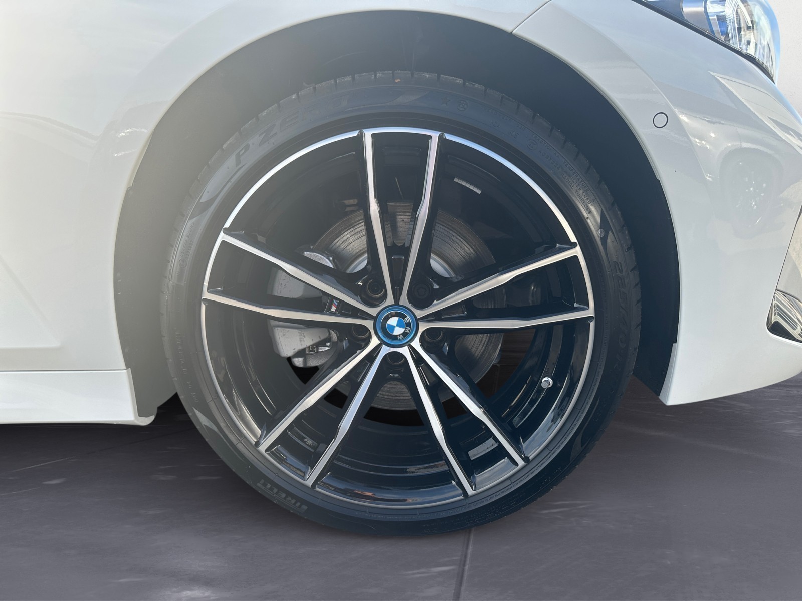 BMW - 330e xDrive Limousine