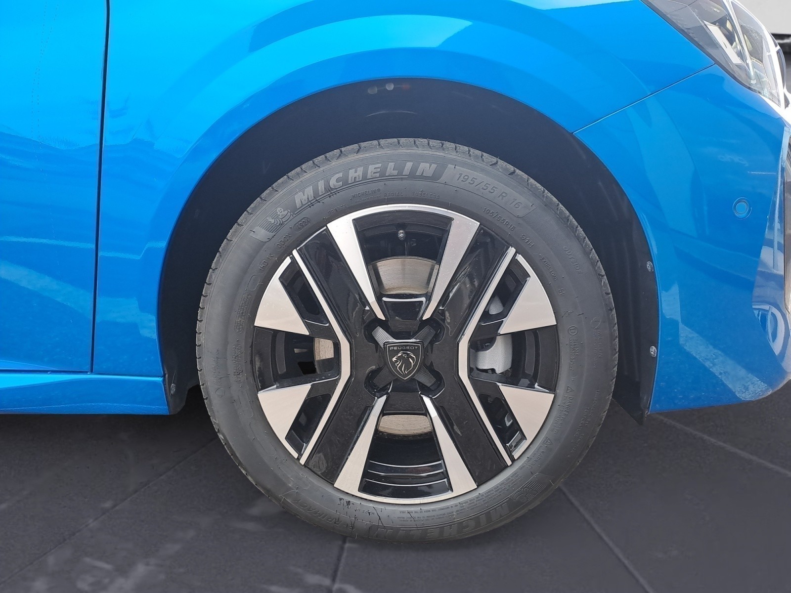 Peugeot - 208 Allure HYBRID 100 e-DSC6