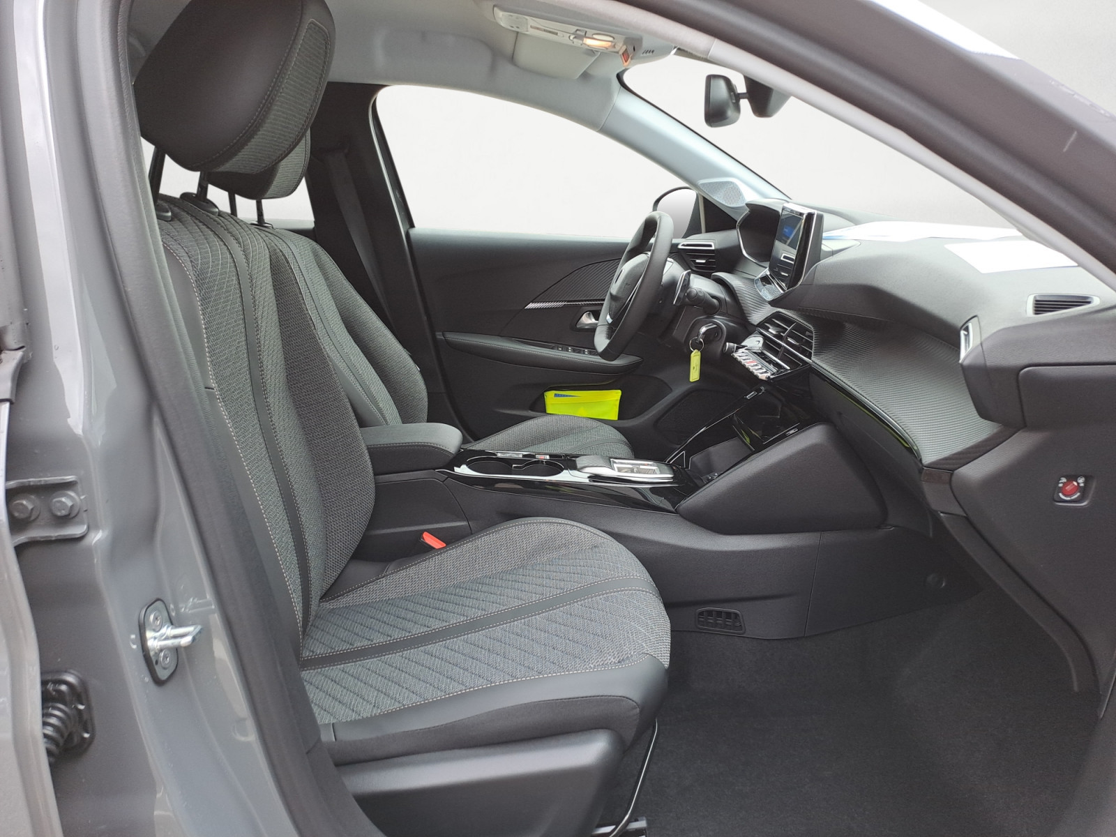 Peugeot - 208 Allure HYBRID 100 e-DSC6