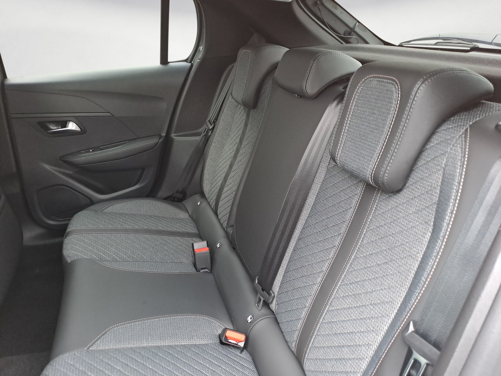 Peugeot - 208 Allure HYBRID 100 e-DSC6
