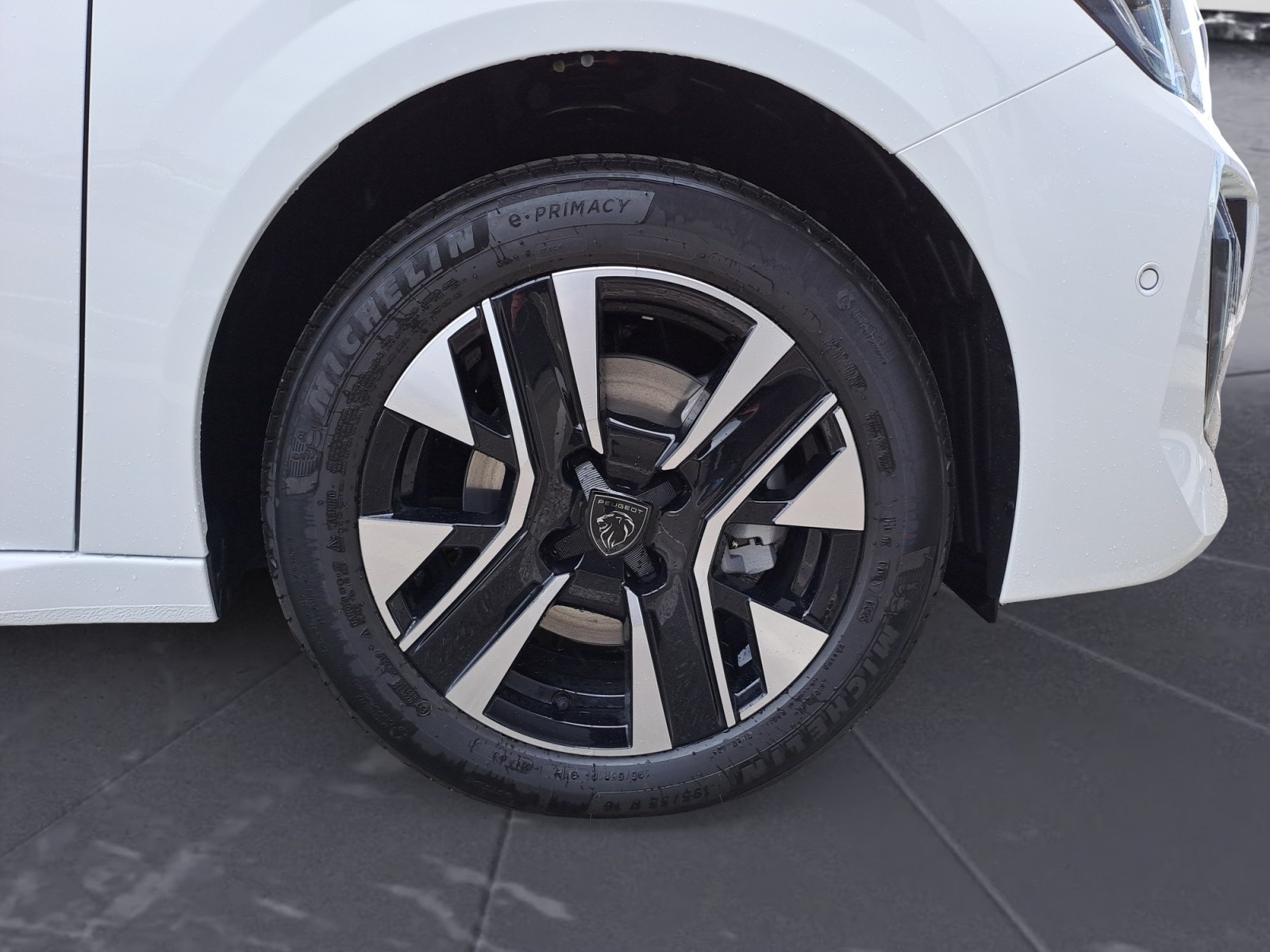 Peugeot - 208 Allure HYBRID 100 e-DSC6