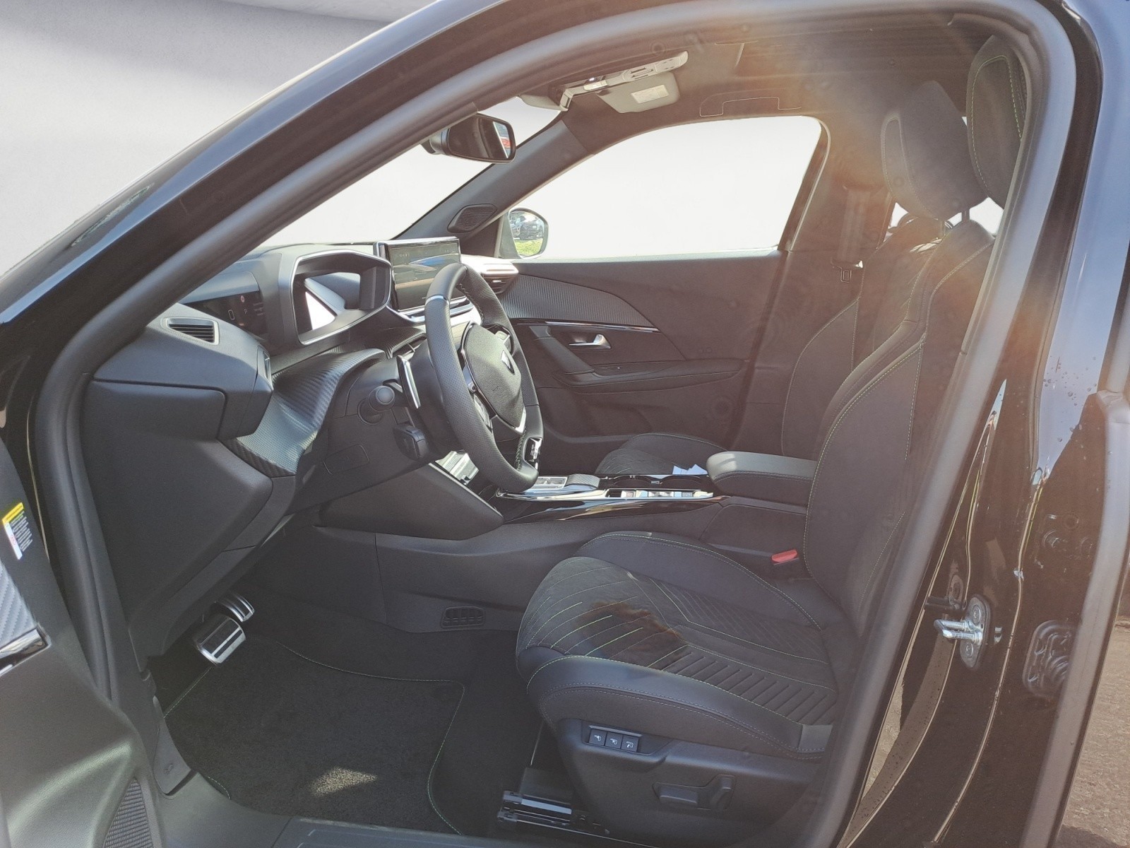 Peugeot - 2008 GT HYBRID 136 e-DSC6