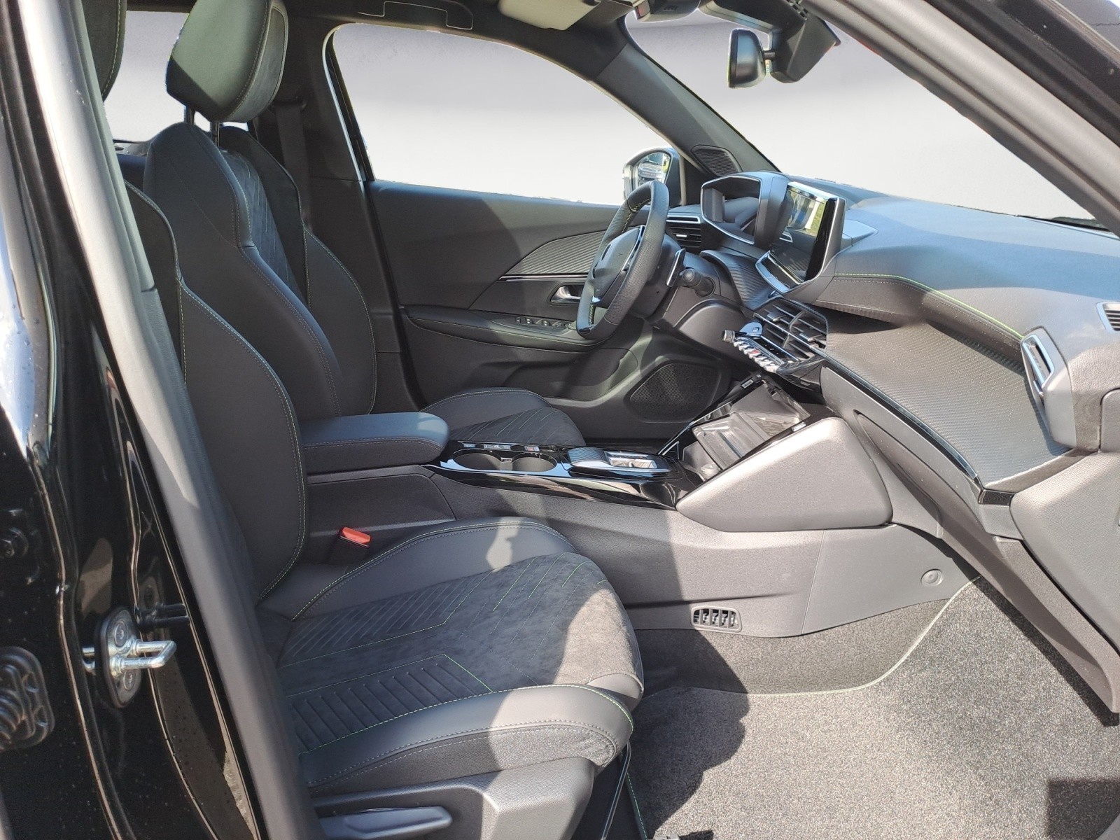 Peugeot - 2008 GT HYBRID 136 e-DSC6