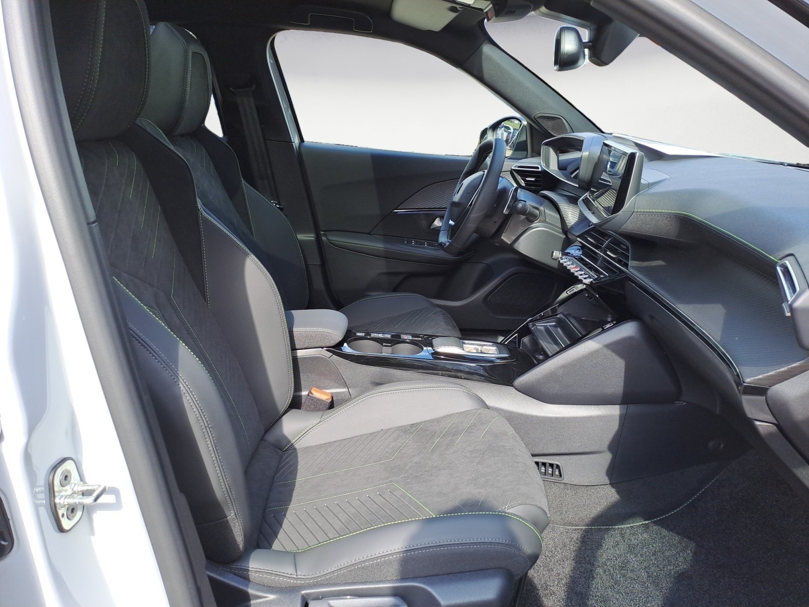 Peugeot - 2008 GT HYBRID 136 e-DSC6