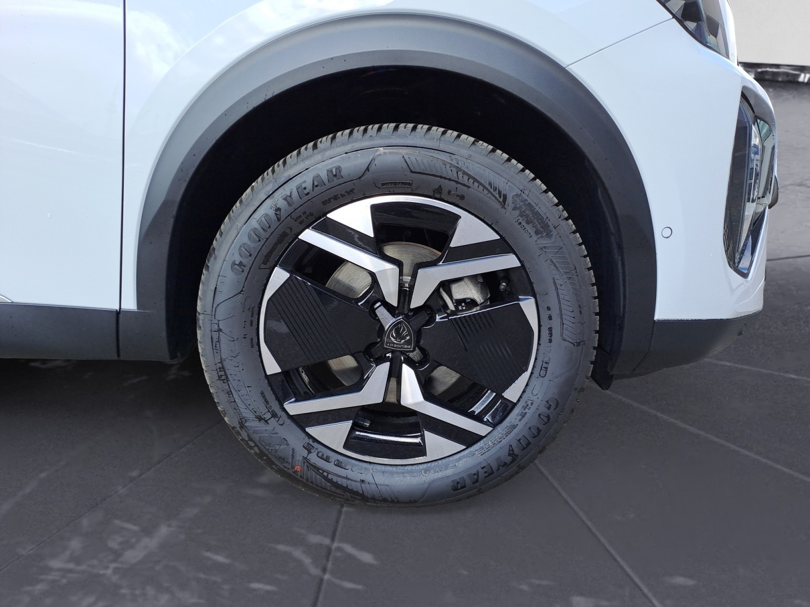 Peugeot - 2008 GT HYBRID 136 e-DSC6