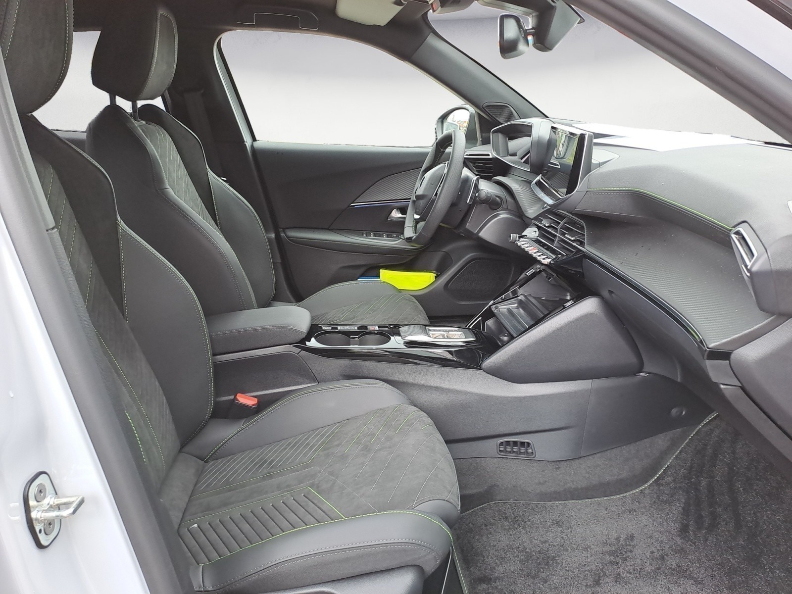 Peugeot - 2008 GT HYBRID 136 e-DSC6