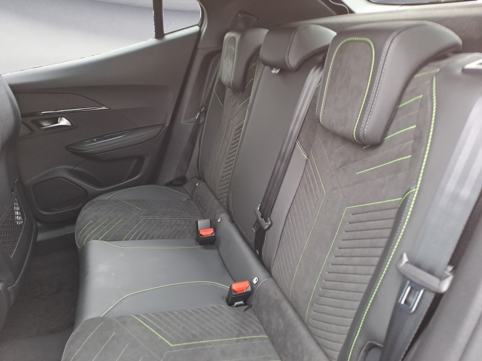 Peugeot - 2008 GT HYBRID 136 e-DSC6
