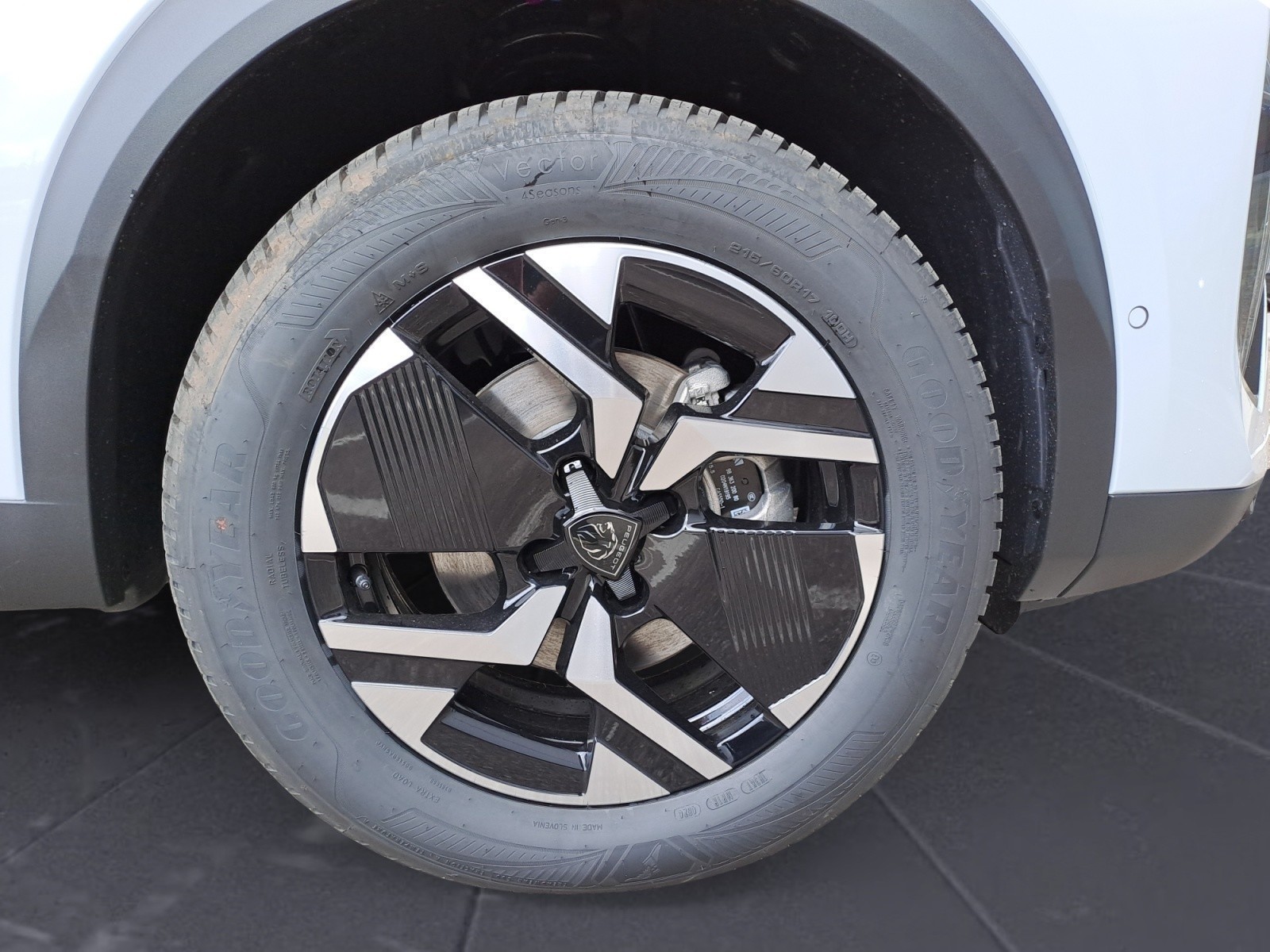 Peugeot - 2008 GT HYBRID 136 e-DSC6