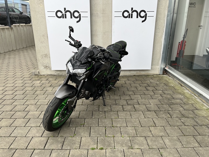 Kawasaki - Z900 mit Bodis Auspuff, Lenkerendenspiegeln uvm.