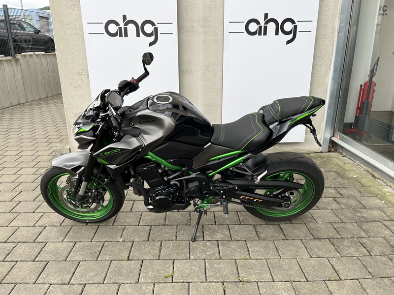 Kawasaki - Z900 mit Bodis Auspuff, Lenkerendenspiegeln uvm.