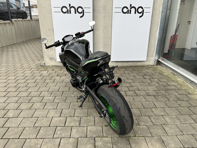 Kawasaki - Z900 mit Bodis Auspuff, Lenkerendenspiegeln uvm.