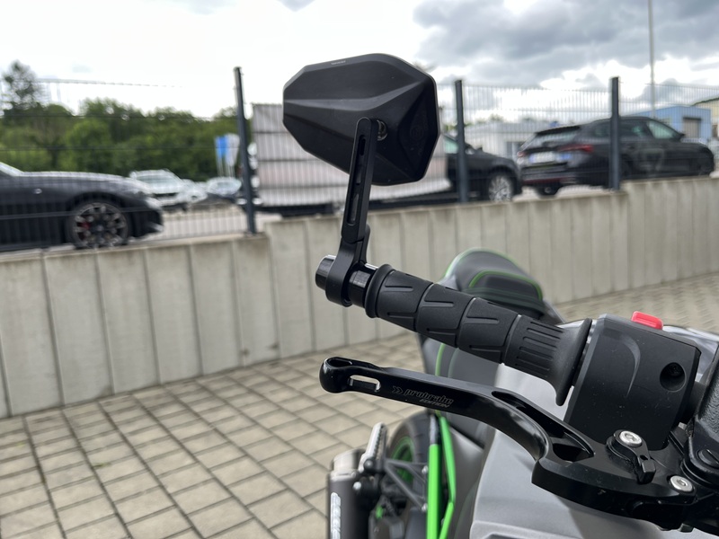 Kawasaki - Z900 mit Bodis Auspuff, Lenkerendenspiegeln uvm.