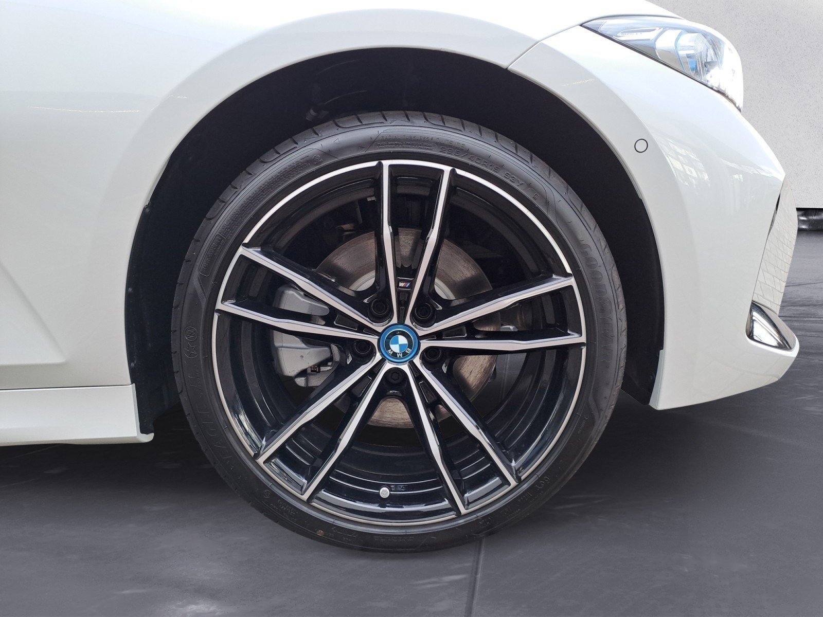 BMW - 330e xDrive Limousine