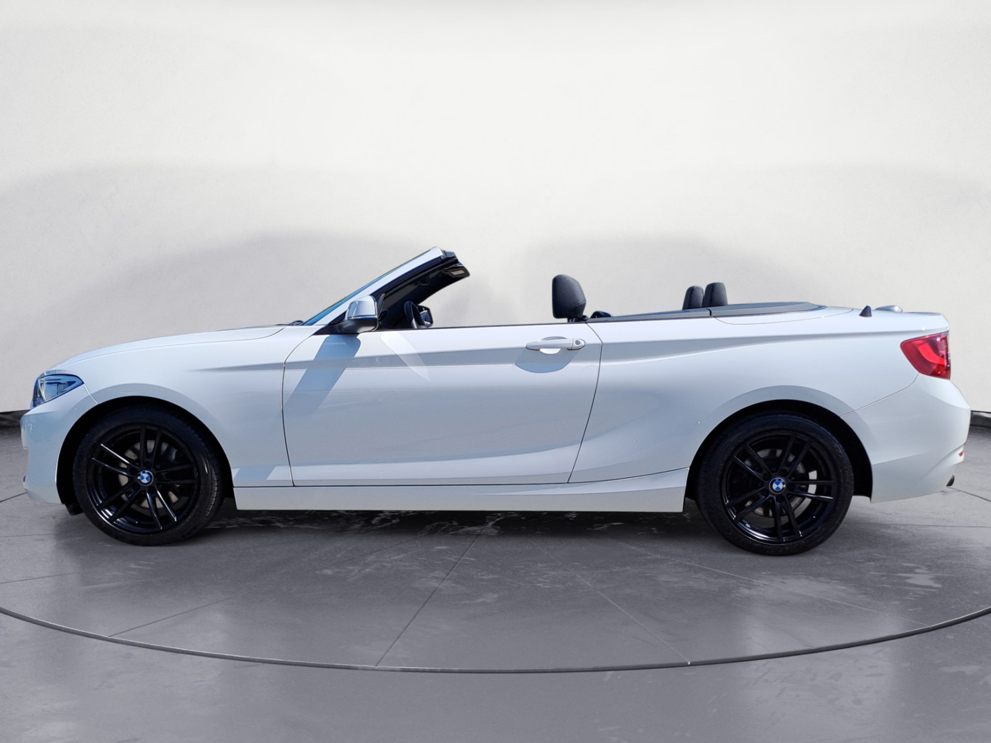 BMW - 220i Cabrio Advantage