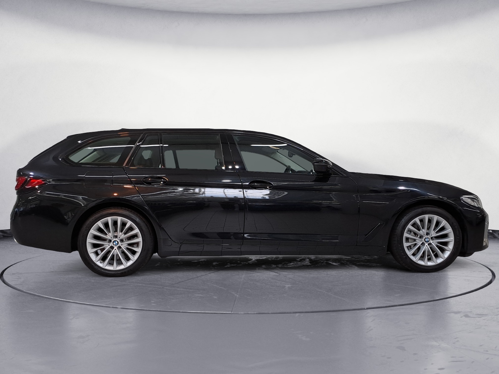 BMW - 530i xDrive Touring Luxury Line