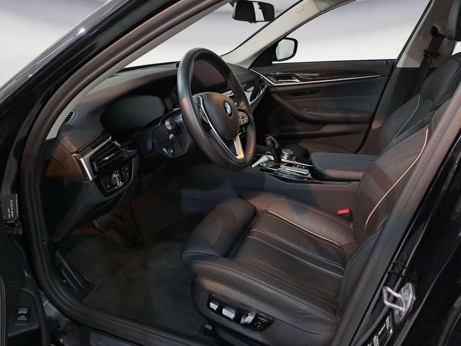 BMW - 530i xDrive Touring Luxury Line