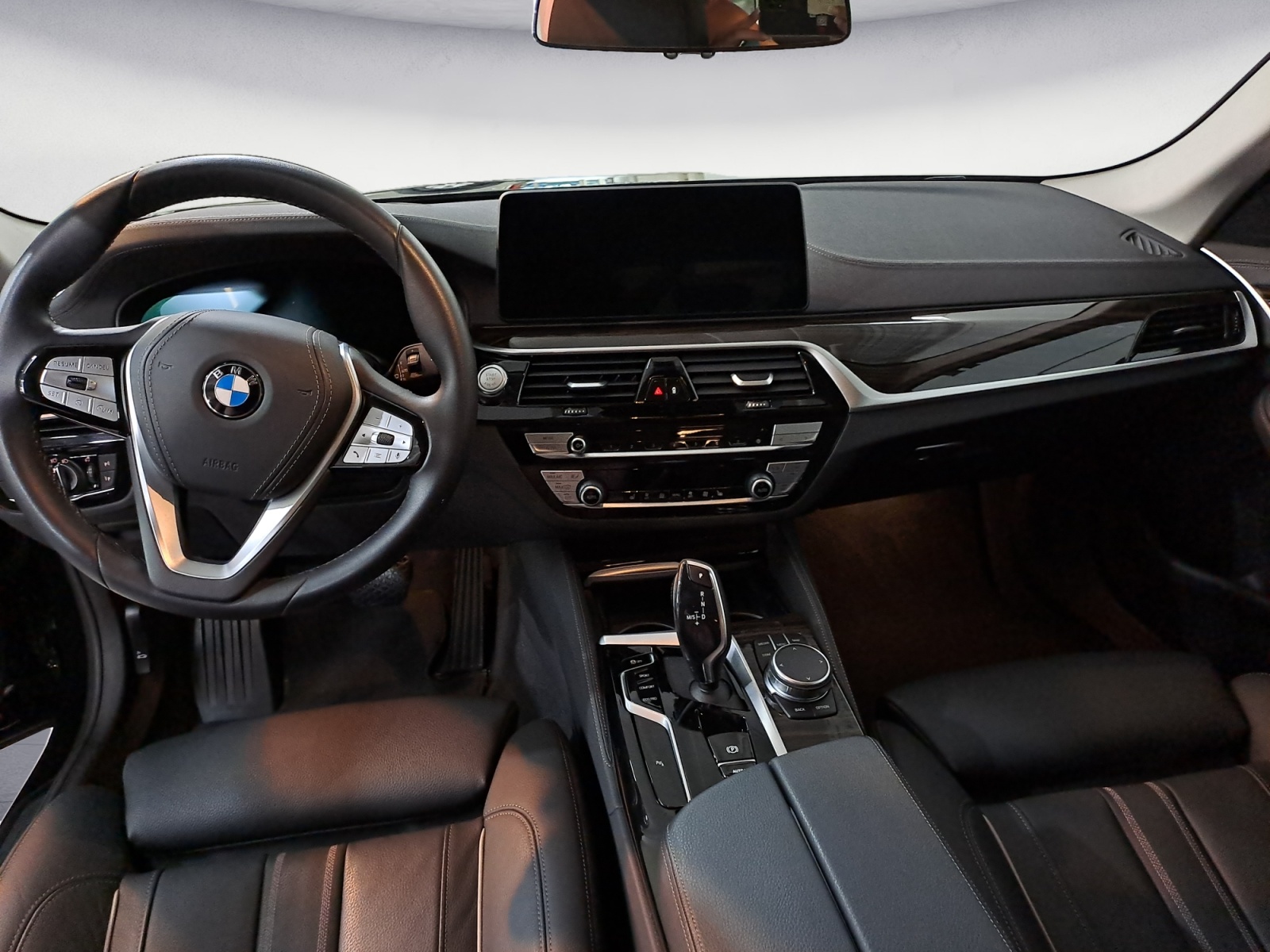 BMW - 530i xDrive Touring Luxury Line