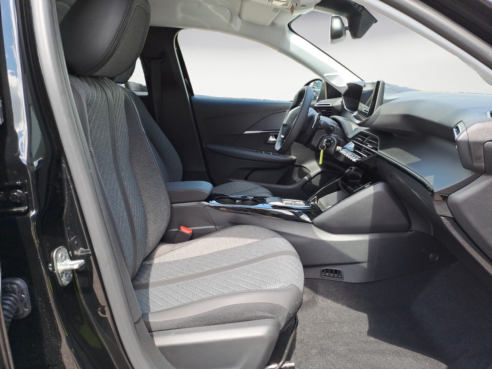 Peugeot - 208 Allure HYBRID 100 e-DSC6