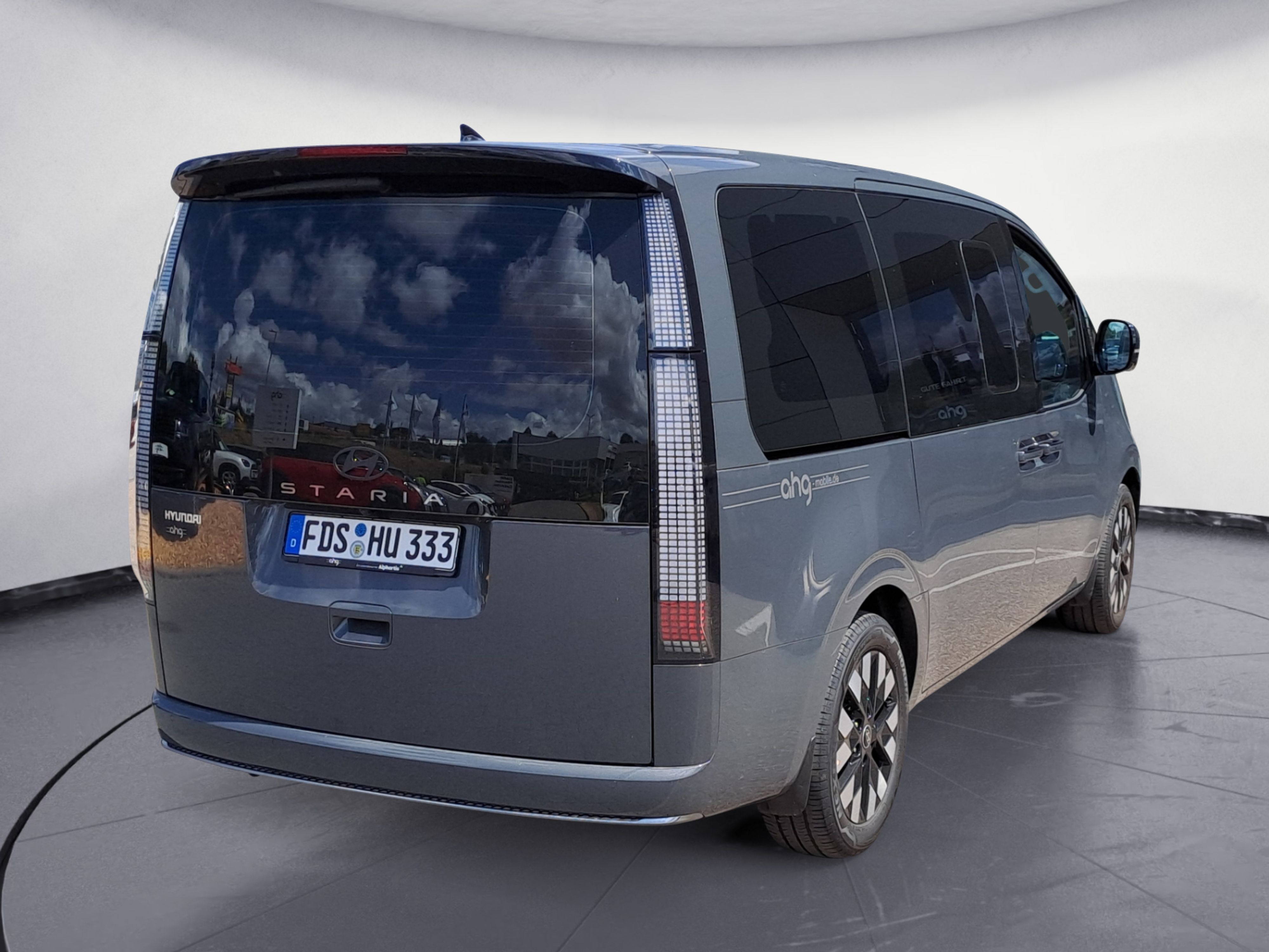 Hyundai - Staria 1.6 T-GDI Hybrid Signature