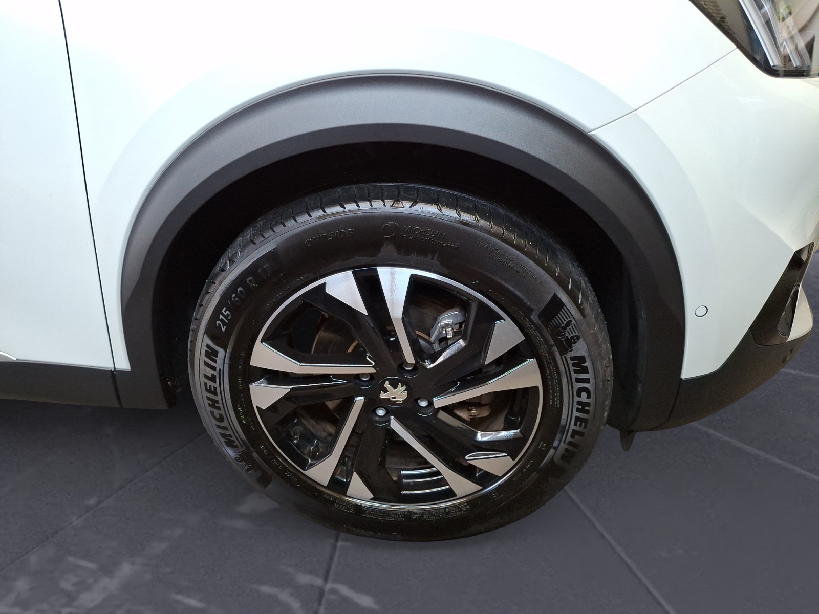 Peugeot - e-2008 136 Allure